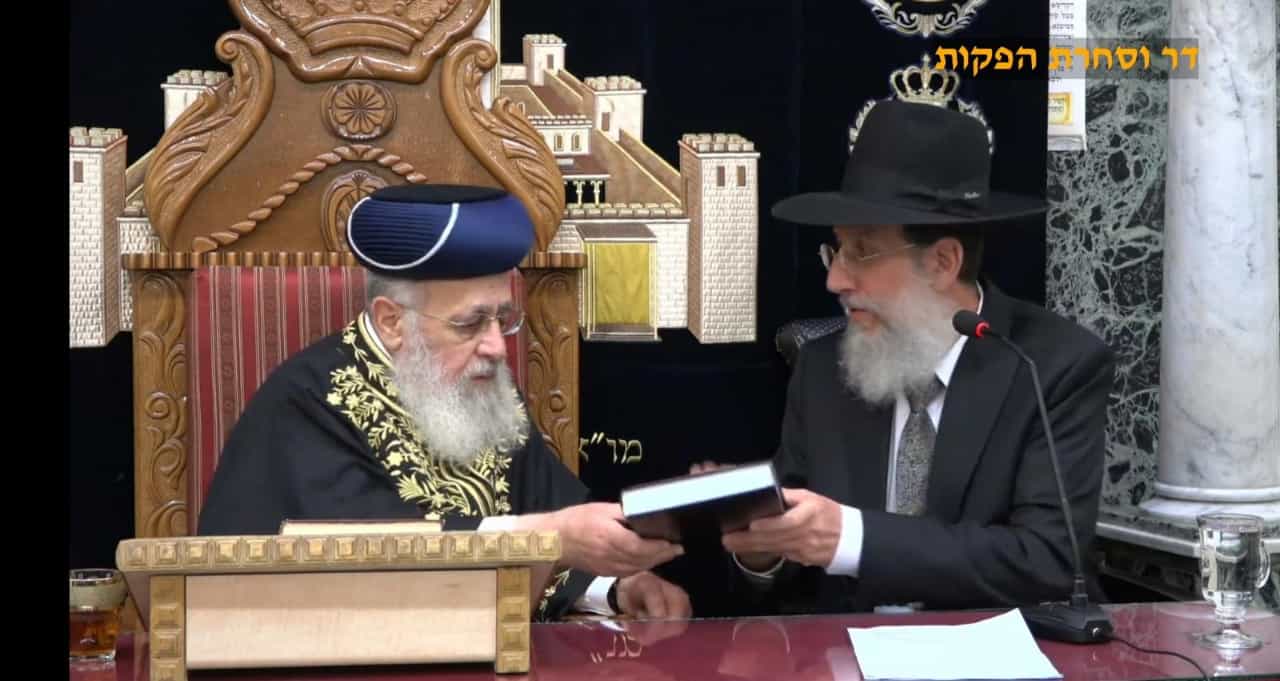 הרב יעקב כהן מגיש לרב יצחק יוסף את ספר דברי שלום